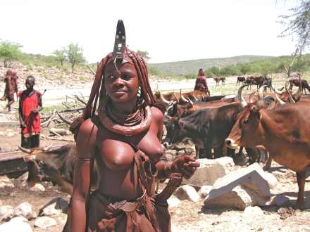 Namibia-kobieta-z-plemienia-Himba-Autor-Andrzej-Kotnowski