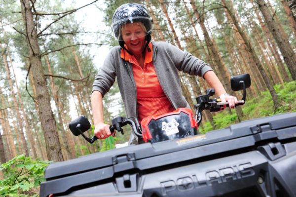 Jazda na quadach po leśnym traktach to świetna atrakcja dla pracownika w każdym wieku, fot. Hotel Zamek Lubliniec