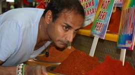 Smaki Afryki LIFESTYLE, Podróże - Kuchnia afrykańska wciąż jest mało znana w Polsce i niewiele wiemy o tradycjach kulinarnych Czarnego Lądu. Z pewnością jednak warto poznać imponujące bogactwo smaków i aromatów, opartych na najprostszych, naturalnych składnikach.