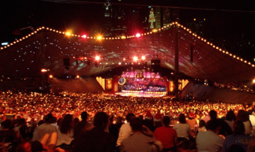 Karp, opłatek, puste miejsce przy stole i choinka