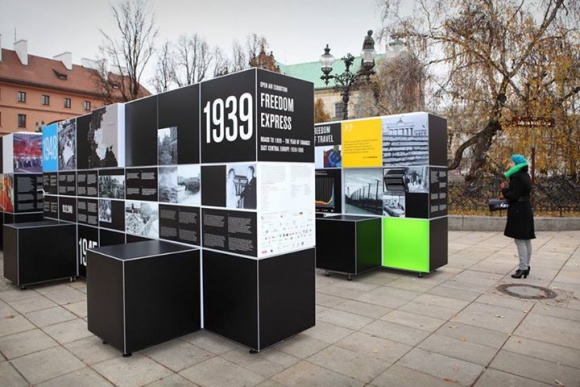 Plenerowa wystawa w sercu stolicy LIFESTYLE, Podróże - Po Berlinie i Brukseli przyszła kolej na Warszawę. Do stolicy zawitała plenerowa wystawa „Drogi do przełomu. Europa Środkowo-Wschodnia 1939-1989” zrealizowana w ramach kampanii społeczno-edukacyjnej „Freedom Express”.