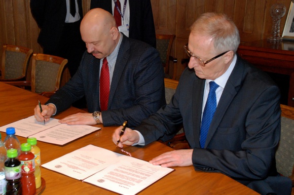 Thales dofinansuje program doktorski Politechniki Warszawskiej BIZNES, Lotnictwo - Thales dofinansuje Program Interdyscyplinarnego Kształcenia Doktorantów w zakresie Technologii Rakietowych, prowadzony przez Politechnikę Warszawską.