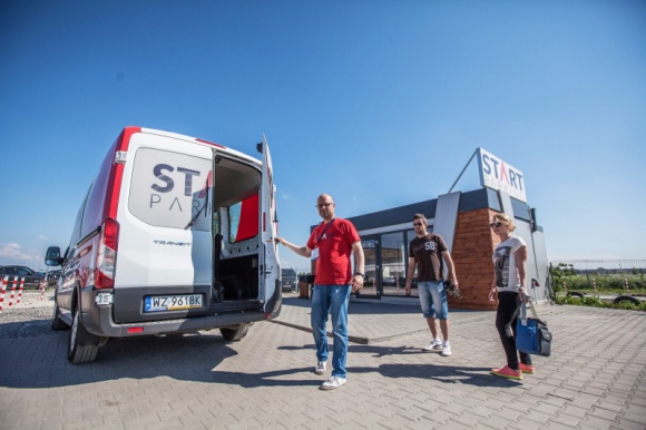 Jak najlepiej dotrzeć na lotnisko?