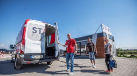 Jak najlepiej dotrzeć na lotnisko? LIFESTYLE, Podróże - Wybór metody dotarcia na lotnisko wiąże się z odmiennymi kosztami i aktywnościami. Która z nich jest najbardziej optymalna?