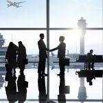 30-letni mężczyzna lata sam i rezerwuje loty z miesięcznym wyprzedzeniem