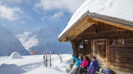 Koniec ferii, ale nie wyjazdów w Alpy LIFESTYLE, Podróże - Gdzie warto pojechać na narty teraz, bo w szczycie sezonu jest za drogo? Jakie miejsca w Szwajcarii i Francji gwarantują najlepsze warunki do uprawiania sportów zimowych?