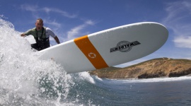 Surfing w Portugalii z Garrettem McNamara LIFESTYLE, Podróże - McNamara, zdobywca rekordu Guinnessa za surfowanie na największej fali w historii, kontynuuje w Nazaré „polowanie” na fale XXL. W zeszłym roku objechał wybrzeże Portugalii, aby sprawdzić pozostałe miejscówki. Ogłoszono konkurs, którego zwycięzca spotka się z legendarnym GMAC-iem.