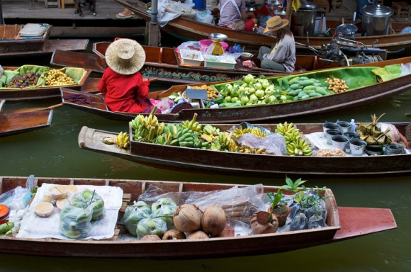 7 rzeczy, których możesz nie wiedzieć o Tajlandii LIFESTYLE, Podróże - Choć kraj ten kojarzy się głównie z pięknymi plażami, to dla turystów chcących poznać go bliżej, odkrywa inne, zaskakujące oblicze. 2559 rok, wszechobecne duchy, hodowle jedwabników, zimna sypialnia na szynach, czy początki Red Bulla – oto kilka mniej znanych faktów o Tajlandii.