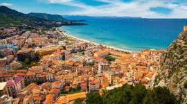 Majowe podróże – jak je zorganizować? LIFESTYLE, Podróże - Jeśli nie macie jeszcze planów na majówkę, z pewnością ucieszy Was ta wiadomość: w tym roku w maju można cieszyć się aż dwoma długimi weekendami! Gdzie warto wyjechać aby wypocząć i nie przepłacić za podróż? O najlepszych kierunkach opowiada ekspert FRU.PL.