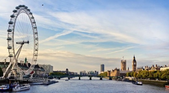 Majówka w wakacyjnym stylu LIFESTYLE, Podróże - Zbliża się weekend majowy, który dla Polaków stał się okazją do złapania oddechu przed wakacjami. Jak pokazują dane zebrane przez FRU.PL, serwis rezerwacji biletów lotniczych i hoteli, coraz więcej osób zamiast zdawać się na kapryśną pogodę w kraju, wybiera zagraniczną podróż.