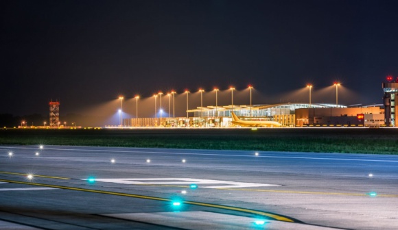 Wrocławskie lotnisko z najlepszym w Polsce systemem lądowania ILS LIFESTYLE, Podróże - Port Lotniczy Wrocław otrzymał od Urzędu Lotnictwa Cywilnego certyfikat uprawniający do wykonywania operacji startu i lądowania w ograniczonych warunkach widzialności.