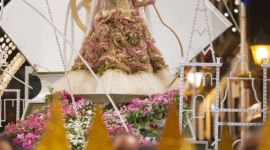 Azory świętują Sanjoaninas LIFESTYLE, Podróże - Doskonałą okazją do zabawy i spotkań są uliczne festyny arraiais populares, odbywające się przez cały czerwiec w różnych miejscach Portugalii, m.in. w Lizbonie, Porto i na Maderze. Na Azorach największe uroczystości mają miejsce na wyspie Terceira podczas Sanjoaninas.