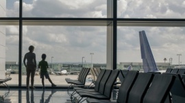 Które lotnisko wybrać i jak przygotować się do lotu z dzieckiem LIFESTYLE, Podróże - KAYAK.pl odkrywa, jakie ułatwienia dla osób podróżujących z dziećmi oferują polskie lotniska i popularne linie lotnicze, zdradza również kilka przydatnych wskazówek na bezstresowy lot z dzieckiem.