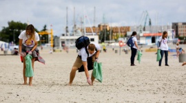 30 lipca - Dzień Bez Parawanu na plaży w Łebie! LIFESTYLE, Podróże - Wszechobecne parawany na naszych plażach i anegdoty o grajdołkach i parawanowych wojnach od lat budują negatywny stereotyp polskiego wypoczynku.