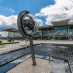 Zagadkowa instalacja przed wrocławskim lotniskiem