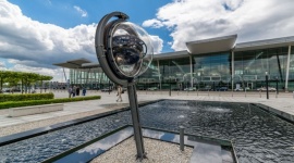 Zagadkowa instalacja przed wrocławskim lotniskiem LIFESTYLE, Podróże - Copernicus – tak nazywa się nowa, intrygująca instalacja przed terminalem Portu Lotniczego Wrocław. Obiekt autorstwa wrocławianina - Piotra Jędrzejewskiego - ma pełnić rolę frapującej zagadki inspirowanej układem słonecznym.