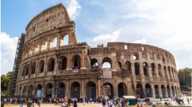 Nie lubisz tłumów na wakacjach? Unikaj tych miejsc! LIFESTYLE, Podróże - Ponad 37 proc. Polaków spędza tegoroczny urlop w kraju – wynika z badania Diners Club Polska. Zatłoczone plaże nad Bałtykiem i kolejka na Giewont w Zakopanem nikogo już nie dziwi. Jednak w trakcie wyjazdu za granicę także łatwo trafić w miejsca przepełnione turystami.