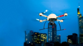 Rosnąca liczba dronów niesie wiele korzyści ale i ryzyk BIZNES, Lotnictwo - Wzrośnie liczba bezzałogowych systemów latających (UAS), bo stają się coraz mniejsze i tańsze. Przynosi to wiele korzyści ale i zagrożeń.