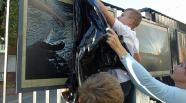 Czarna Hańcza w obiektywie Piotra Malczewskiego. Galeria na Płocie w Białymstoku LIFESTYLE, Podróże - Czarna Hańcza z lotu ptaka, impresje fotograficzne -wodne i lądowe, rozlewiska i trzcinowiska- ruszyła kolejna edycja „Galerii na płocie”. Stanowi ją kilkadziesiąt najnowszych prac fotografika i podróżnika – Piotra Malczewskiego.