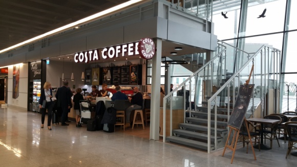 COSTA COFFEE wzmacnia ofertę na Lotnisku Chopina LIFESTYLE, Podróże - Największa sieć kawiarni w Polsce i w Europie uruchomiła dwa kolejne lokale na Lotnisku Chopina w Warszawie.