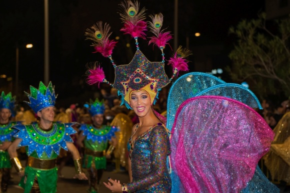 Karnawał na Maderze LIFESTYLE, Podróże - Mieszkańcy Madery wiedzą jak się dobrze bawić. Karnawałowe imprezy trwają ponad tydzień, a na stołach króluje tutejszy przysmak malassadas. Najważniejszym wydarzeniem jest jednak wielka parada w Funchal, która przyciąga tysiące widzów.