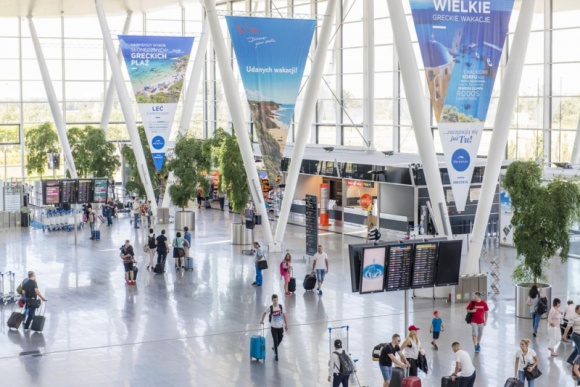 Ponad 2,4 miliona pasażerów w 2016. Nowy rekord wrocławskiego lotniska LIFESTYLE, Podróże - Znaczący wzrost odnotowały tanie linie, a na wielu kierunkach wypełnienia sięgały ponad 90%. Blisko pół miliona podróżnych skorzystało z połączeń krajowych. W 2016 roku Port Lotniczy Wrocław obsłużył o 4,3%, czyli około 100 tysięcy pasażerów więcej niż przed rokiem.