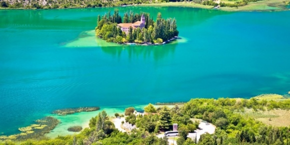 Jak w tym roku będzie wyglądała podróż samochodem do Chorwacji? LIFESTYLE, Podróże - Wzmożone kontrole graniczne, wyższe opłaty za autostrady, droższe paliwo i więcej godzin w podróży – tak w tym roku może wyglądać wakacyjna podróż samochodem do ulubionej przez Polaków Chorwacji.