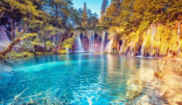 Tęczowe wody - gdzie zobaczysz najpiękniejsze jeziora na świecie LIFESTYLE, Podróże - Wulkaniczne, polodowcowe, solne, a nawet wypełnione wrzącą siarką – te jeziora to prawdziwe cuda natury. Diners Club Polska, wydawca kart dla podróżników, przedstawia tęczowe zbiorniki wodne, które nie tylko zachwycą oko, ale dostarczą też niezwykłych wrażeń.