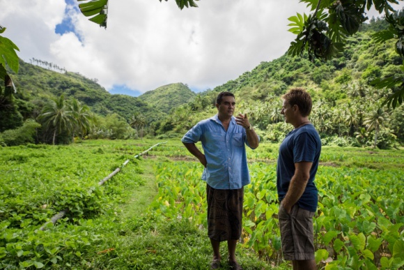 Łodzią na krańce świata. „Pacyfik i ja” w lipcu na kanale Nat Geo People LIFESTYLE, Podróże - Ellis Emmett żegluje przez Pacyfik, odwiedzając miejsca, do których można dotrzeć jedynie drogą morską. Podczas swojej wyprawy odwiedzi zapierające dech w piersiach lokalizacje oraz pozna tubylców, którzy przedstawią mu je z nieznanej perspektywy.