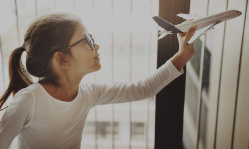 Dziecko w samolocie – jak się przygotować do pierwszego lotu?