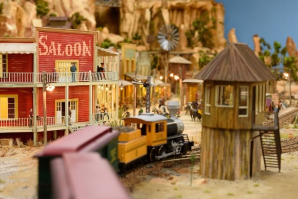 Kolejkowo inspiruje na śląskie wakacje LIFESTYLE, Podróże - Wakacje na Śląsku mogą być ciekawe, twórcze i pełne niezwykłych przeżyć. Przekonują się o tym setki mieszkańców naszego regionu oraz gości z kraju i zagranicy, którzy odwiedzają Kolejkowo Gliwice – największy w Polsce świat kolejowych miniatur