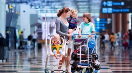 Ile kosztuje podróż samolotem z dziećmi? LIFESTYLE, Podróże - Co można bezpłatnie zabrać na pokład samolotu, jakie obowiązują limity bagażowe i na jakie dodatkowe udogodnienia mogą liczyć rodziny z dziećmi? Porównaliśmy oferty głównych przewoźników w tym zakresie.