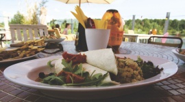 Czy podróżujemy po to, by jeść? LIFESTYLE, Podróże - World Food Travel Association podaje, że aż 93% podróżujących planuje wakacje, kierując się wyborem potraw i napojów w miejscu, do którego mają zamiar się wybrać.