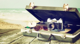 Aparat fotograficzny czy smartfon – z czego częściej korzystamy? LIFESTYLE, Podróże - Jeszcze nie tak dawno, w okresie wakacji, ze skrzynek pocztowych wyjmowaliśmy kolorowe pocztówki z mazurskimi jeziorami czy egzotycznymi palmami. A po powrocie z letniego wypoczynku szybko biegliśmy do najbliższego fotografa, by wywołać kliszę ze zdjęciami.