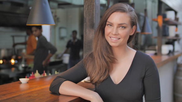 „Moja restauracja w Indiach” w sierpniu na kanale Nat Geo People LIFESTYLE, Podróże - Australijka Sara Todd dąży do otwarcia własnej restauracji na wybrzeżu w indyjskim rejonie Goa. By zrealizować marzenie, będzie musiała stawić czoła wielu przeciwnościom losu, wykazując się cierpliwością i pomysłowością.