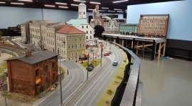 Kolejkowa kraina miniatur z nową atrakcją LIFESTYLE, Podróże - W Kolejkowie, działającym w Europie Centralnej, na oczach widzów, powstaje kolejna makieta, przedstawiająca dwie znane ulice z centrum administracyjnej stolicy Aglomeracji. To tylko jedna z wielu atrakcji, jakie czekają na zwiedzających