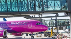 Wizz Air stawia na Wrocław. Drugi samolot i cztery nowe kierunki LIFESTYLE, Podróże - Rozbudowa bazy, cztery nowe trasy z Wrocławia i dodatkowe loty w rozkładzie na wiosnę-lato 2018 ogłosili dzisiaj przedstawiciele linii Wizz Air. Polecimy do Porto, Kutaisi, Bazylei (Miluza) i Göteborgu. To będzie rekordowo bogata siatka tego przewoźnika z wrocławskiego lotniska.