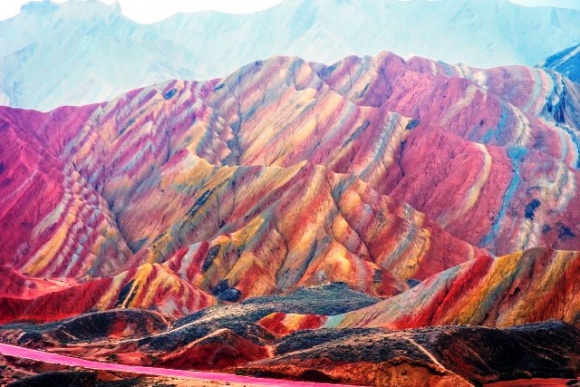 Kolorowa Planeta LIFESTYLE, Podróże - Tęczowe skały, pastelowe góry, różowe jeziora – te miejsca istnieją naprawdę i zachwycają oko! Diners Club Polska, wydawca kart dla podróżników, przedstawia 5. niezwykle barwnych miejsc na Ziemi, które stworzyła sama natura.