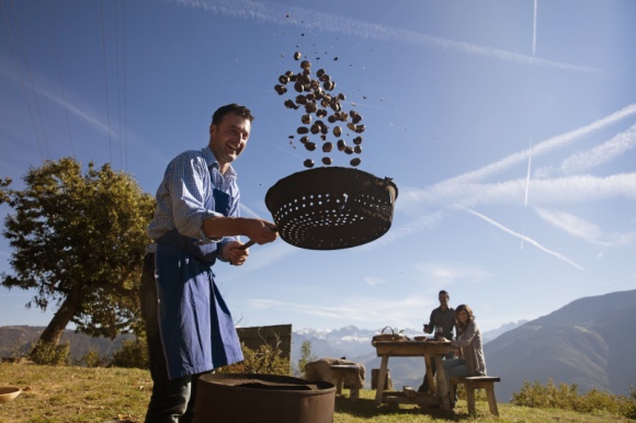 Czas zbiorów i święto Törggelen LIFESTYLE, Podróże - Jesień w Południowym Tyrolu i w gospodarstwach agroturystycznych spod znaku Czerwonego Koguta (Roter Hahn) to czas przygotowań do zbiorów, a po ich zakończeniu świętowania podczas tradycyjnego święta Törggelen.
