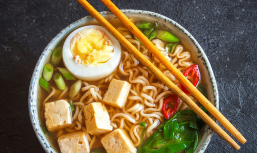 Ramen – egzotyczny i sycący przysmak na jesienną chandrę