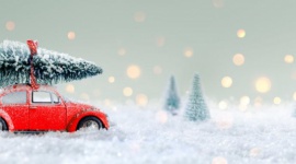 5 zasad świątecznego kierowcy LIFESTYLE, Podróże - W związku ze zbliżającym się Bożym Narodzeniem i nadchodzącymi feriami jeszcze więcej z nas zasiądzie za kierownicą. W świątecznym rozgardiaszu nie trudno stracić głowę. Aby podróż nie zakłóciła sielskiej atmosfery, przedstawiamy kilka złotych zasad świątecznego kierowcy.