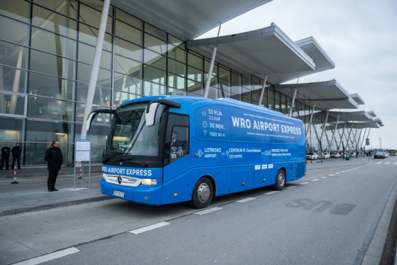 Szybkim autobusem na wrocławskie lotnisko. Ruszył WRO Airport Express