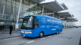 Szybkim autobusem na wrocławskie lotnisko. Ruszył WRO Airport Express LIFESTYLE, Podróże - Od dzisiaj pomiędzy Dworcem Wrocław a Portem Lotniczym Wrocław kursują autokary Polbus PKS. Po drodze poruszają się buspasami i zatrzymują raz, na pl. Dominikańskim. Dzięki temu podróż jest szybsza i bardziej komfortowa.