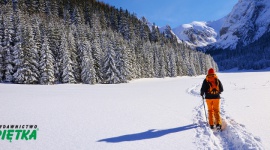 Góry zimą - jak przygotować się do wyprawy? LIFESTYLE, Podróże - Zimowa aura i piękne widoki przyciągają turystów, którzy górskie szlaki chcą odkrywać w tej niepowtarzalnej scenerii. Jednak bez odpowiedniego przygotowania wycieczka nawet w niskie partie może być niebezpieczna. Podpowiadamy, o czym należy pamiętać, planując zimowy trekking.