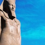 Posąg Ramzesa II przetransportowany do Atrium Wielkiego Muzeum Egipskiego