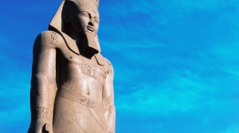 Posąg Ramzesa II przetransportowany do Atrium Wielkiego Muzeum Egipskiego