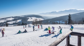 Czy wyjazd na narty to rozrywka zarezerwowana dla bogaczy? LIFESTYLE, Podróże - Zimowy wypad na narty może być naprawdę dużym wydatkiem... ale nie musi - o ile nie wybieramy się na przykład w Alpy lub Pireneje. Warto bliżej przyjrzeć się kosztom wyjazdu w polskie góry, by przekonać się, że ferie na nartach nie muszą równać się ogromnym nakładom finansowym.