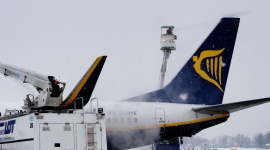 Nowa inwestycja na wrocławskim lotnisku BIZNES, Lotnictwo - Ruszyły prace nad kolejnym stanowiskiem do odladzania samolotów. Ruch lotniczy rozwija się we Wrocławiu tak szybko, że port już teraz przygotowuje się do intensywnego sezonu zimowego.