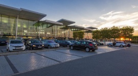 Nowy parking przy lotnisku BIZNES, Lotnictwo - Parking B pomieści ponad 350 pojazdów, podnosząc tym samym łączną liczbę miejsc parkingowych przy lotnisku we Wrocławiu do ok. 4 tysięcy. To kolejne udogodnienie przygotowane dla podróżnych w nowym sezonie.