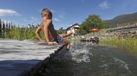 Wakacyjne przygody nad jeziorami i stawami Południowego Tyrolu LIFESTYLE, Podróże - Wielu z nas nie wyobraża sobie letniego urlopu bez piaszczystych plaż i kąpieli w morzu albo jeziorze. Południowy Tyrol słynie z licznych, równomiernie rozłożonych po całym regionie górskich jezior i stawów, które są doskonałymi akwenami do uprawiania sportów wodnych.